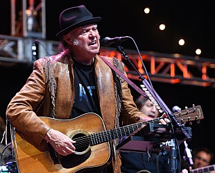 「ニール・ヤング、新しいアルバムのために5曲書き上げたとファンに報告」