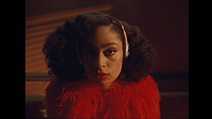 「セレステ、奇妙なキャラクターや状況に遭遇する「Tonight Tonight」のMV公開」