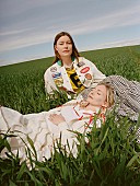 「＜Domino＞が発掘した新星バンド＝ウェット・レッグ、中毒性抜群のデビュー曲「Chaise Longue」公開」1枚目/3