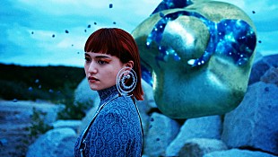 「iri、新曲「渦」MVで本人考案の“宇宙”を具現化」