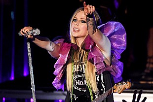 「アヴリル・ラヴィーン、TikTok初投稿でスケボーの日に「Sk8er Boi」を歌う」