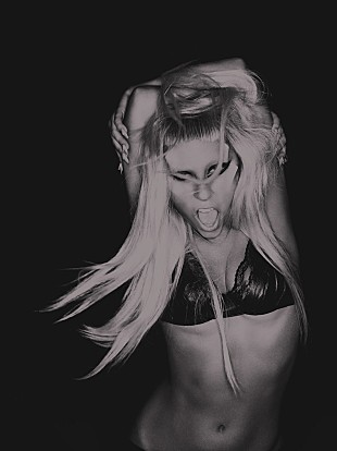 「レディー・ガガ『ボーン・ディス・ウェイ』10周年記念盤リリース、ベン・プラットやザ・ハイウィメンによるリイマジネーションver.解禁」