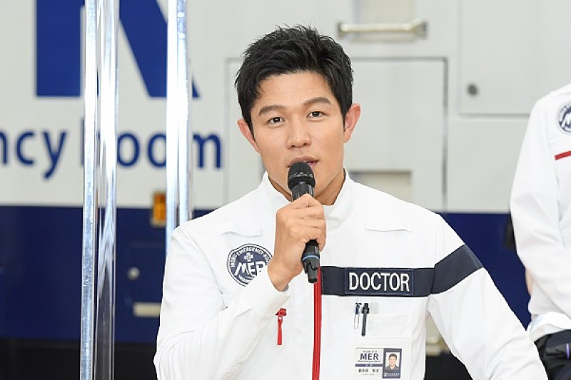 「鈴木亮平、新ドラマは「最初の１５分で目が離せなくなる」　菜々緒「賀来賢人ファンが増えると思う」」1枚目/1