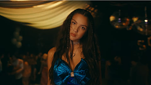 「＜レポート＞オリヴィア・ロドリゴ、名物ハイスクール・イベントをライブ化した【サワー・プロム】で歌＆演技の技量を発揮」