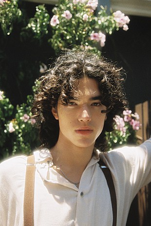 「コナン・グレイ、ダン・ニグロ/ジュリア・マイケルズらと制作した新曲「People Watching」のリリック・ビデオ公開」