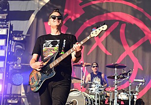 「癌公表のブリンク182マーク・ホッパス、化学療法が成功しているとファンに報告」