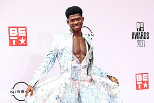 「リル・ナズ・X、カニエ・ウェストが手がけた新曲のティーザーで“悪魔の靴”騒動に触れる」