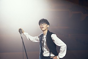 「オーイシマサヨシ、1stアルバム『エンターテイナー』ジャケット＆アー写を公開」