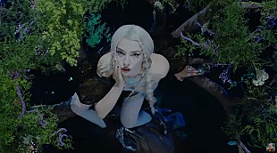 「エイバ・マックス、新曲「EveryTime I Cry」のMV公開「弱さの中から生まれる力を示した」」