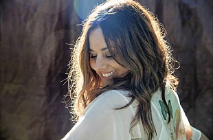 「デビュー作がブリット・アワードにノミネートされたルーマー、初のライブ盤をリリース」