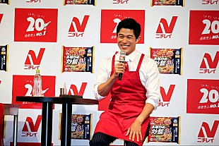 「鈴木亮平、エプロン姿に「ちょっと照れますね」　「昨日もガスマスクをかぶっていました」」