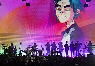 「ゴリラズ、ロバート・スミス/ピーター・フックなど豪華ゲスト参加のライブで新曲披露」