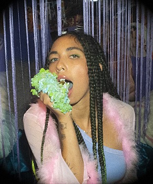 「インディゴ・デ・ソウザ、9/2発売のニューALから「Real Pain」を公開」