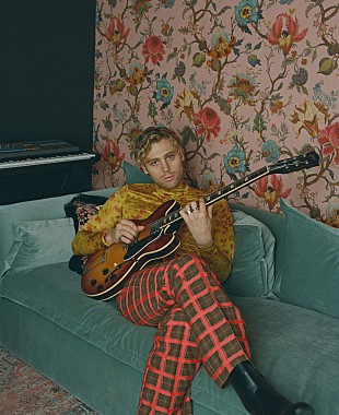 「ルーク・ヘミングス（ファイヴ・セカンズ・オブ・サマー）、活動10年を振り返ったソロ・デビューALをリリース」