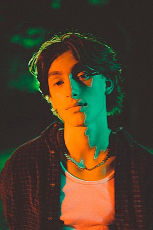 「ジョニー・オーランド、新曲「Daydream」のMVで現実と夢の中を彷徨う恋心を描く」