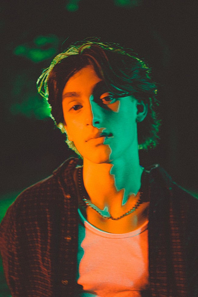 「ジョニー・オーランド、新曲「Daydream」のMVで現実と夢の中を彷徨う恋心を描く」1枚目/2