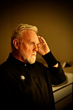 「クイーンのロジャー・テイラー、最新ソロALからKTタンストール参加の先行シングル解禁」