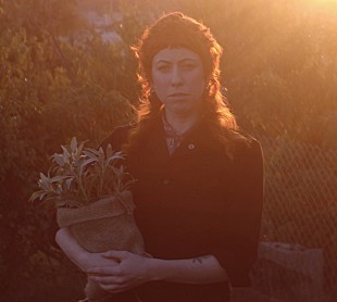 「シャノン・レイ、PitchforkのBEST NEW TRACK獲得曲ふくむ新作『GEIST』からMV公開」