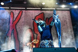 「KoЯnのジョナサン・デイヴィス、ライブ復帰も新型コロナ後遺症のため王座からパフォーマンス」