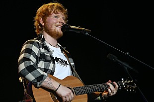 「エド・シーラン、エルトン・ジョンを彷彿させる煌びやかな衣装で最新シングル「シヴァーズ」をPR」