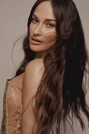 「ケイシー・マスグレイヴス、自身の離婚物語を赤裸々に綴った最新ALから「シンプル・タイムズ」のMV公開」