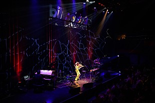 「＜ライブレポート＞サラ・オレイン、聴く者をファンタジーの世界へと誘う圧巻のパフォーマンスをトリオ編成で披露」