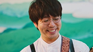 「高橋優、銭湯で番頭を務めギターを弾く「Piece」MV公開」