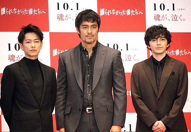 「佐藤健「阿部さんって、LINEとかされるんですか？」　阿部寛「スタンプというか、にこにこみたいな、線になってるやつを使います」」1枚目/1