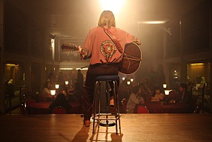 「ジョニー・フリン演じるデヴィッド・ボウイの歌唱シーン披露、映画『スターダスト』本編映像」