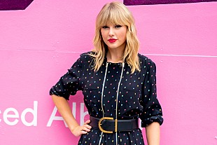 「テイラー・スウィフト、カントリーからポップにクロスオーバーした大先輩二人をTikTokで称える」