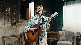 「フィニアス、映画『ディア・エヴァン・ハンセン』サントラ収録曲「A Little Closer」のパフォーマンス映像公開」