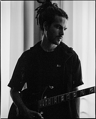 「FKJ、入手困難となっていた『Ylang Ylang』国内盤CDが新装盤で再発決定」