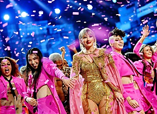 「テイラー・スウィフト、【2021 Gracie Awards】受賞スピーチでファンに感謝「皆さんのおかげでこのアルバムができました」」