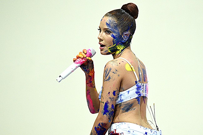 「ホールジー、米TV番組『SNL』でリンジー・バッキンガムと共演」1枚目/1