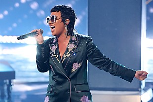 「デミ・ロヴァート、薬物依存症との闘いの末に亡くなった友人に捧げる新曲を公開」