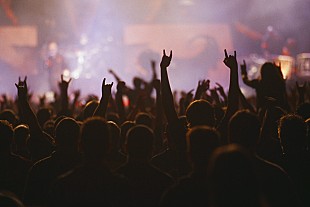 「米音楽リスナーの3人に2人がライブ会場における新型コロナ関連対策の強化に賛成と回答」