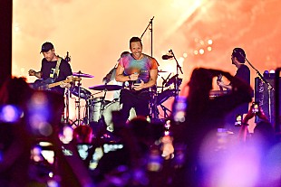 「コールドプレイ、エド・シーランと「Fix You」のパフォーマンスを披露」