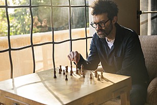 「イールズ、ジョン・パリッシュと制作したニューALから「Good Night On Earth」のMV公開」