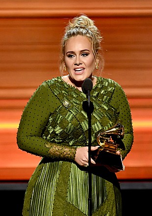 「アデル、最新AL『30』の1stシングルの候補は3曲あったと明かす」