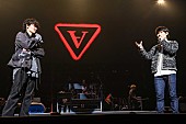 UVERworld「綾野剛、UVERworldのアリーナ公演にサプライズ登場　ドラマ『アバランチ』主題歌パフォーマンスを見届ける」1枚目/7