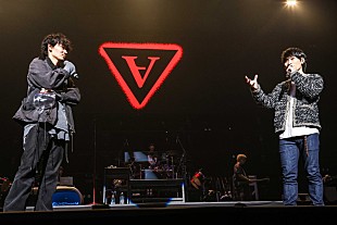 「綾野剛、UVERworldのアリーナ公演にサプライズ登場　ドラマ『アバランチ』主題歌パフォーマンスを見届ける」