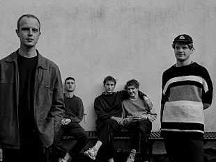 「スクイッド、全英4位獲得のデビュー作収録曲の豪華リミックス2曲リリース」