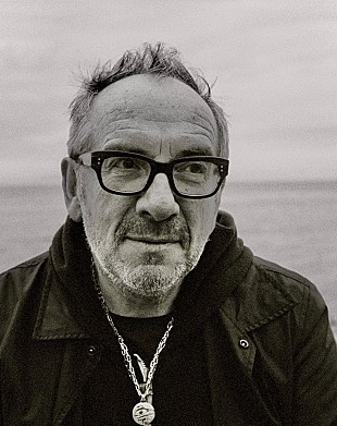 「エルヴィス・コステロ＆ジ・インポスターズ、来年1月発売の最新AL『ザ・ボーイ・ネームド・イフ』からロックな新曲を先行配信」