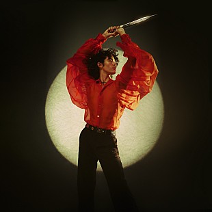 「コナン・グレイ、ジュリア・マイケルズらと共作した新曲「Telepath」のリリック・ビデオ公開」