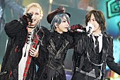 HYDE「HYDE×手越祐也のキス、DAIGOも合わせた3人での「GLAMOROUS SKY」など披露【黒ミサ Halloween】」1枚目/14