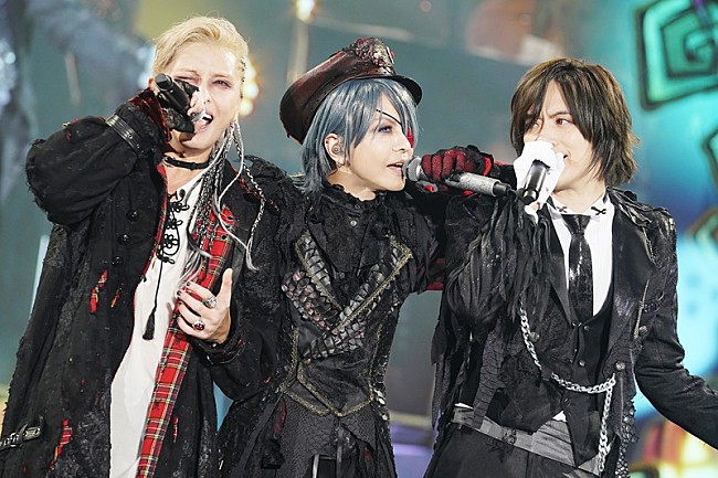 HYDE「HYDE×手越祐也のキス、DAIGOも合わせた3人での「GLAMOROUS SKY」など披露【黒ミサ Halloween】」1枚目/14