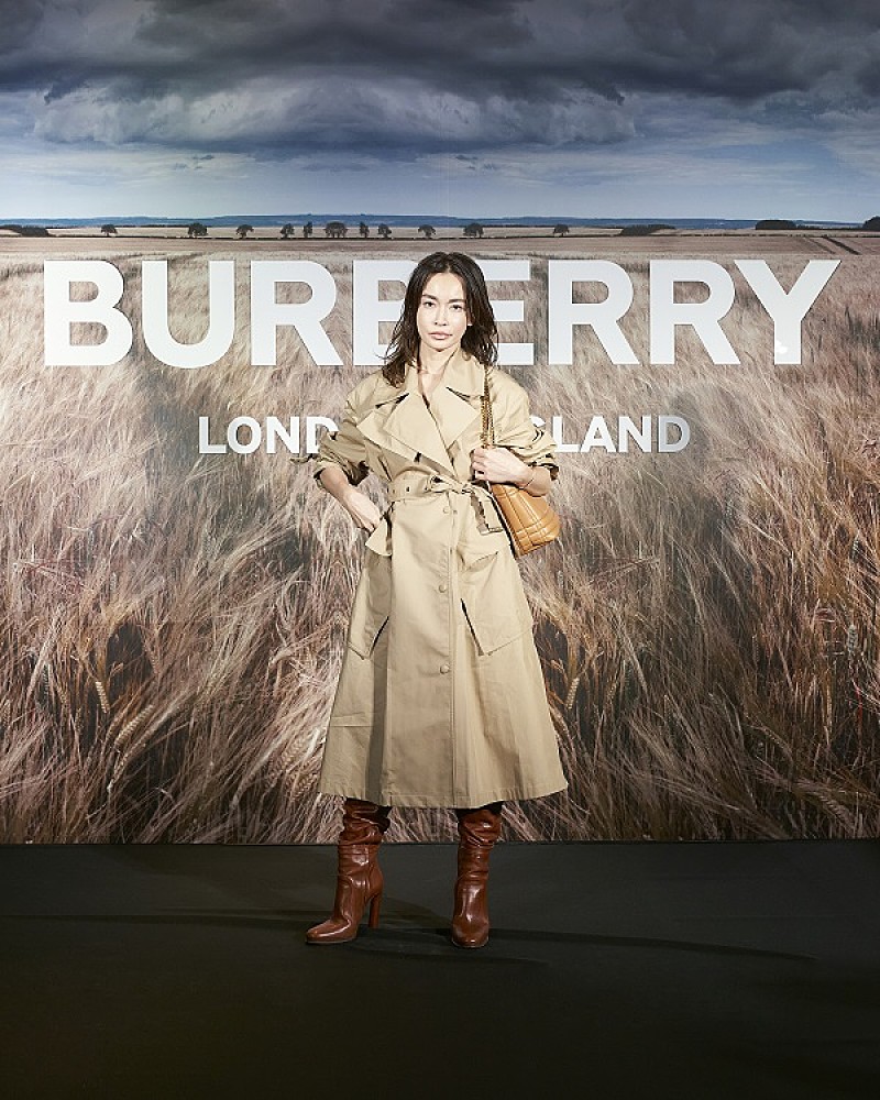 「長谷川京子、離婚発表後初めて公の場に登場　新田真剣佑、山田優らと「バ－バリ－」をPR」1枚目/1