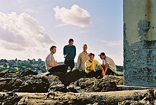 「スクイッド、USツアー開催に合わせてビル・キャラハン「America!」のカヴァー公開」