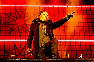 「スリップノット、モッシュピットでファンが焚き火を始めたためライブが中断」