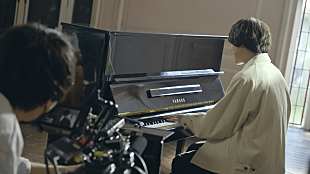 「SHE'S、和やかな雰囲気で撮影された「Chained」MVのメイキングビデオ公開」